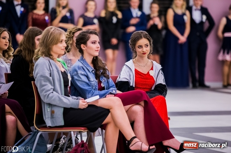 Zdjęcie w galerii na portalu naszraciborz.pl: Poloneza czas zacząć. I LO bawi się w Zakrzowie wiadomości z regionu