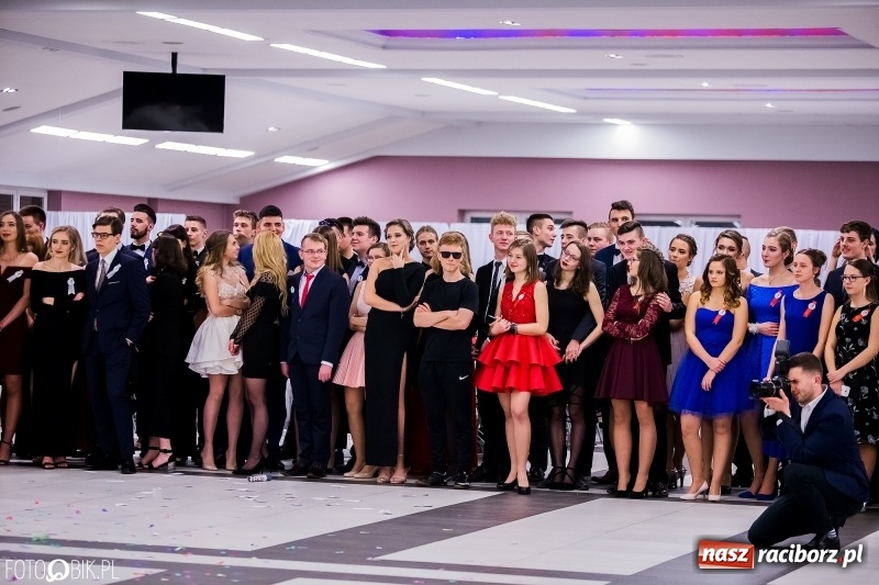 Zdjęcie w galerii na portalu naszraciborz.pl: Poloneza czas zacząć. I LO bawi się w Zakrzowie wiadomości z regionu