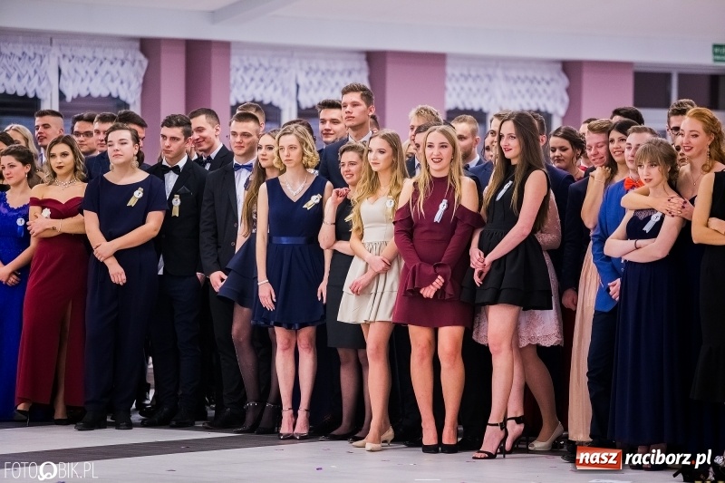 Zdjęcie w galerii na portalu naszraciborz.pl: Poloneza czas zacząć. I LO bawi się w Zakrzowie wiadomości z regionu