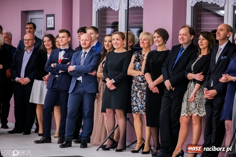 Zdjęcie w galerii na portalu naszraciborz.pl: Poloneza czas zacząć. I LO bawi się w Zakrzowie wiadomości z regionu