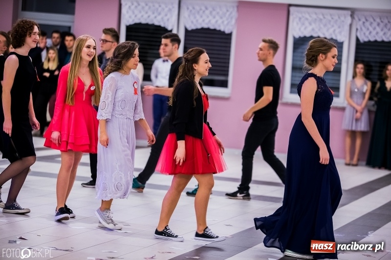 Zdjęcie w galerii na portalu naszraciborz.pl: Poloneza czas zacząć. I LO bawi się w Zakrzowie wiadomości z regionu