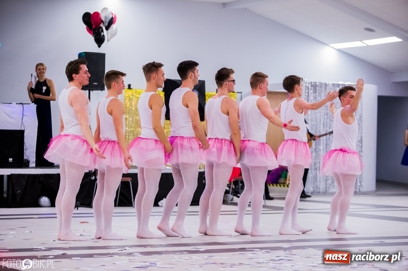 Zdjęcie w galerii na portalu naszraciborz.pl: Poloneza czas zacząć. I LO bawi się w Zakrzowie wiadomości z regionu