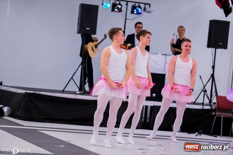 Zdjęcie w galerii na portalu naszraciborz.pl: Poloneza czas zacząć. I LO bawi się w Zakrzowie wiadomości z regionu