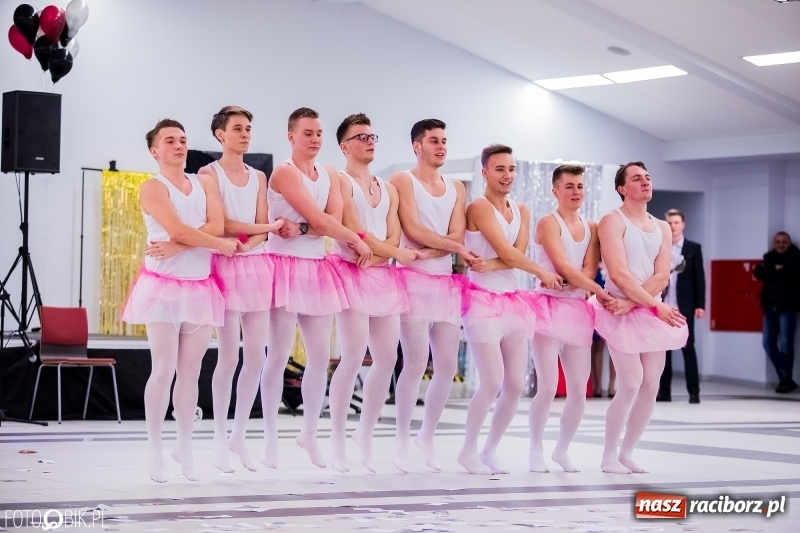 Zdjęcie w galerii na portalu naszraciborz.pl: Poloneza czas zacząć. I LO bawi się w Zakrzowie wiadomości z regionu