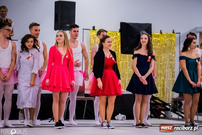 Zdjęcie w galerii na portalu naszraciborz.pl: Poloneza czas zacząć. I LO bawi się w Zakrzowie wiadomości z regionu