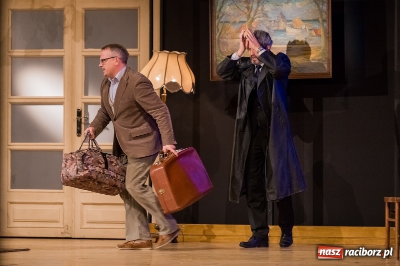 Zdjęcie w galerii na portalu naszraciborz.pl: Piotr Szwedes i Piotr Polk na scenie RCK w komedii Pół na Pół  wiadomości z regionu
