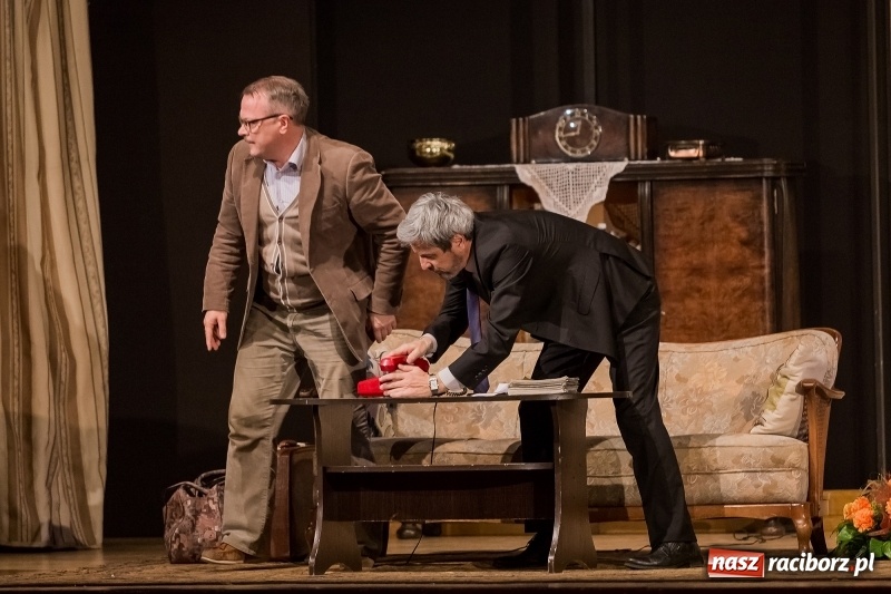 Zdjęcie w galerii na portalu naszraciborz.pl: Piotr Szwedes i Piotr Polk na scenie RCK w komedii Pół na Pół  wiadomości z regionu