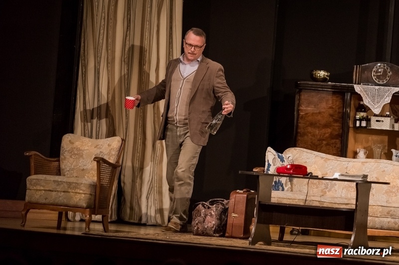 Zdjęcie w galerii na portalu naszraciborz.pl: Piotr Szwedes i Piotr Polk na scenie RCK w komedii Pół na Pół  wiadomości z regionu