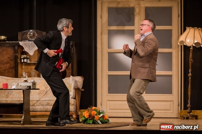Zdjęcie w galerii na portalu naszraciborz.pl: Piotr Szwedes i Piotr Polk na scenie RCK w komedii Pół na Pół  wiadomości z regionu