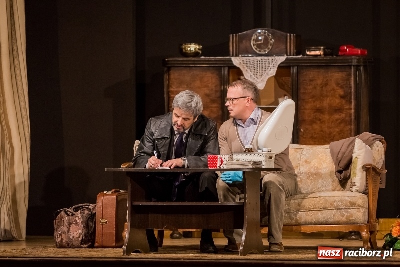 Zdjęcie w galerii na portalu naszraciborz.pl: Piotr Szwedes i Piotr Polk na scenie RCK w komedii Pół na Pół  wiadomości z regionu