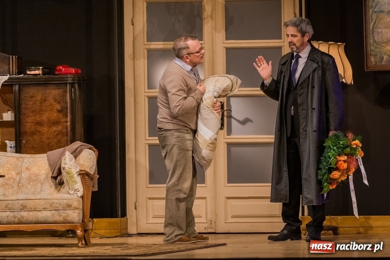Zdjęcie w galerii na portalu naszraciborz.pl: Piotr Szwedes i Piotr Polk na scenie RCK w komedii Pół na Pół  wiadomości z regionu