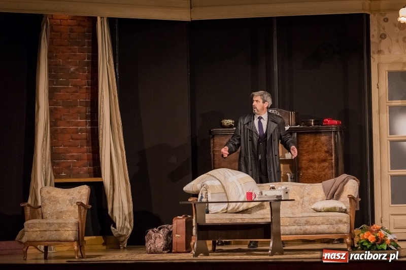 Zdjęcie w galerii na portalu naszraciborz.pl: Piotr Szwedes i Piotr Polk na scenie RCK w komedii Pół na Pół  wiadomości z regionu