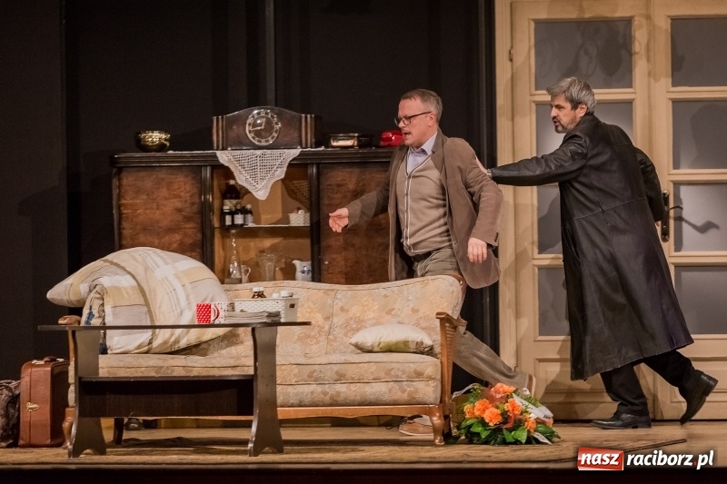 Zdjęcie w galerii na portalu naszraciborz.pl: Piotr Szwedes i Piotr Polk na scenie RCK w komedii Pół na Pół  wiadomości z regionu