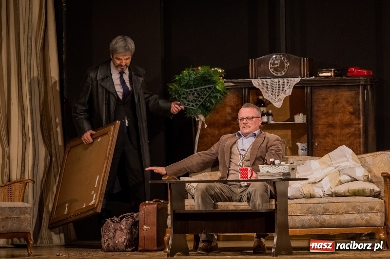 Zdjęcie w galerii na portalu naszraciborz.pl: Piotr Szwedes i Piotr Polk na scenie RCK w komedii Pół na Pół  wiadomości z regionu