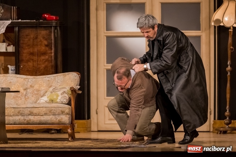 Zdjęcie w galerii na portalu naszraciborz.pl: Piotr Szwedes i Piotr Polk na scenie RCK w komedii Pół na Pół  wiadomości z regionu