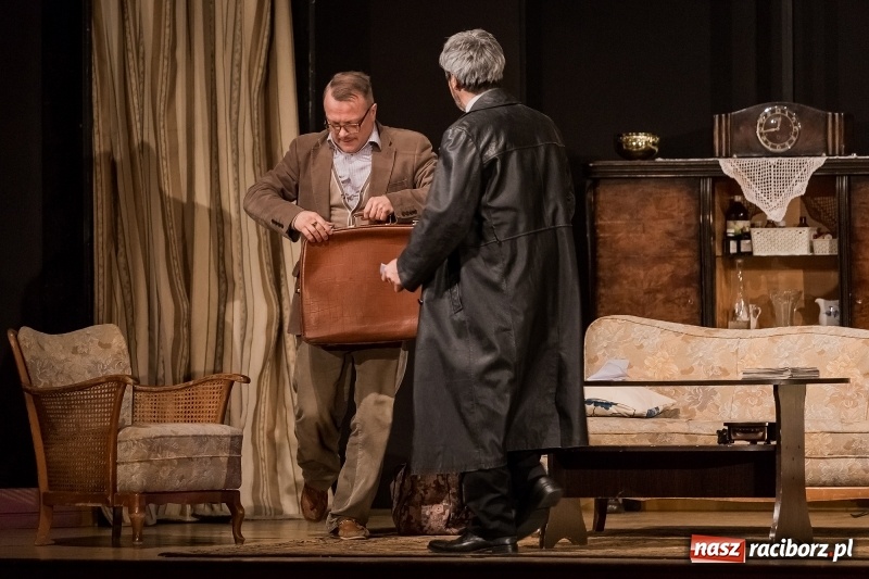 Zdjęcie w galerii na portalu naszraciborz.pl: Piotr Szwedes i Piotr Polk na scenie RCK w komedii Pół na Pół  wiadomości z regionu