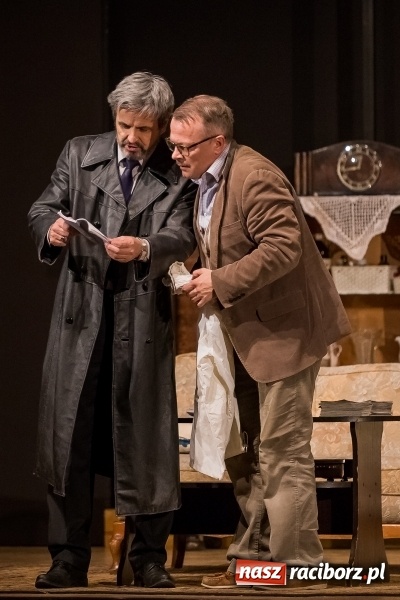 Zdjęcie w galerii na portalu naszraciborz.pl: Piotr Szwedes i Piotr Polk na scenie RCK w komedii Pół na Pół  wiadomości z regionu