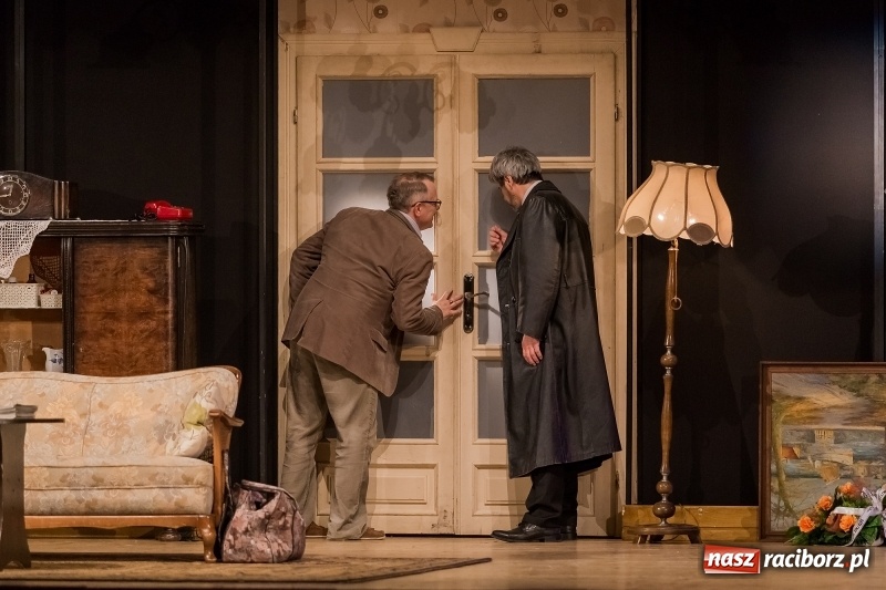 Zdjęcie w galerii na portalu naszraciborz.pl: Piotr Szwedes i Piotr Polk na scenie RCK w komedii Pół na Pół  wiadomości z regionu