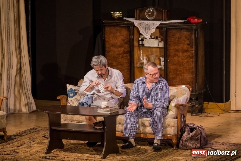 Zdjęcie w galerii na portalu naszraciborz.pl: Piotr Szwedes i Piotr Polk na scenie RCK w komedii Pół na Pół  wiadomości z regionu