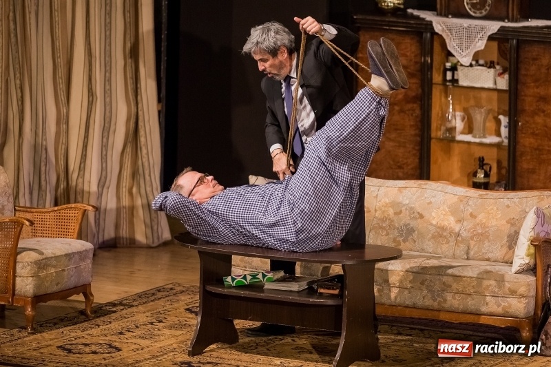 Zdjęcie w galerii na portalu naszraciborz.pl: Piotr Szwedes i Piotr Polk na scenie RCK w komedii Pół na Pół  wiadomości z regionu