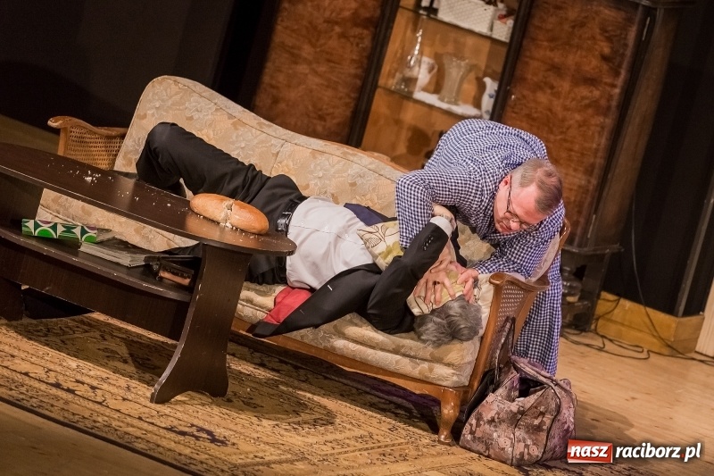 Zdjęcie w galerii na portalu naszraciborz.pl: Piotr Szwedes i Piotr Polk na scenie RCK w komedii Pół na Pół  wiadomości z regionu