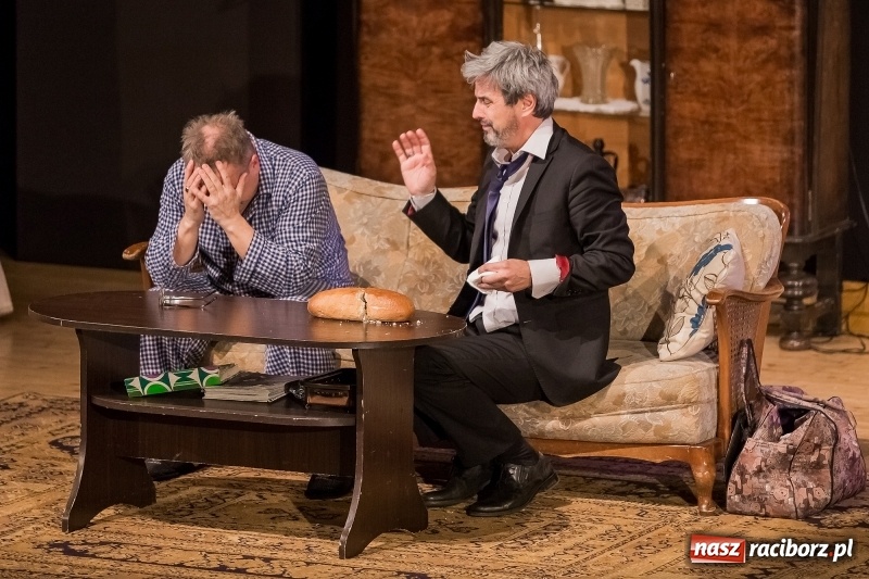 Zdjęcie w galerii na portalu naszraciborz.pl: Piotr Szwedes i Piotr Polk na scenie RCK w komedii Pół na Pół  wiadomości z regionu