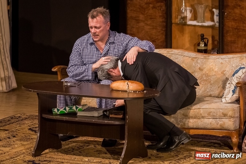 Zdjęcie w galerii na portalu naszraciborz.pl: Piotr Szwedes i Piotr Polk na scenie RCK w komedii Pół na Pół  wiadomości z regionu
