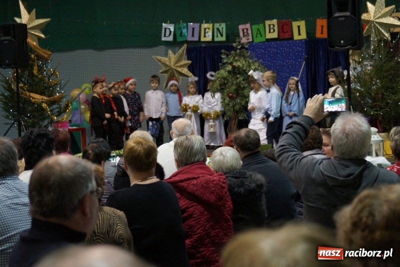 Zdjęcie w galerii na portalu naszraciborz.pl: Dzień Babci i Dziadka w Nędzy z pompą. Bogaty program dla dziadków wiadomości z regionu