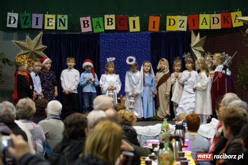 Zdjęcie w galerii na portalu naszraciborz.pl: Dzień Babci i Dziadka w Nędzy z pompą. Bogaty program dla dziadków wiadomości z regionu