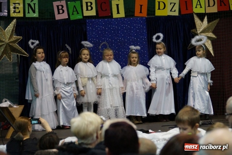 Zdjęcie w galerii na portalu naszraciborz.pl: Dzień Babci i Dziadka w Nędzy z pompą. Bogaty program dla dziadków wiadomości z regionu