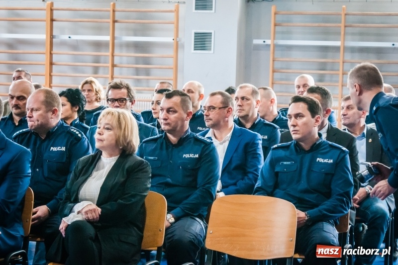 Zdjęcie w galerii na portalu naszraciborz.pl: Raciborscy policjanci podsumowali rok 2017. Komendant z Kuźni żegna się z kolegami wiadomości z regionu
