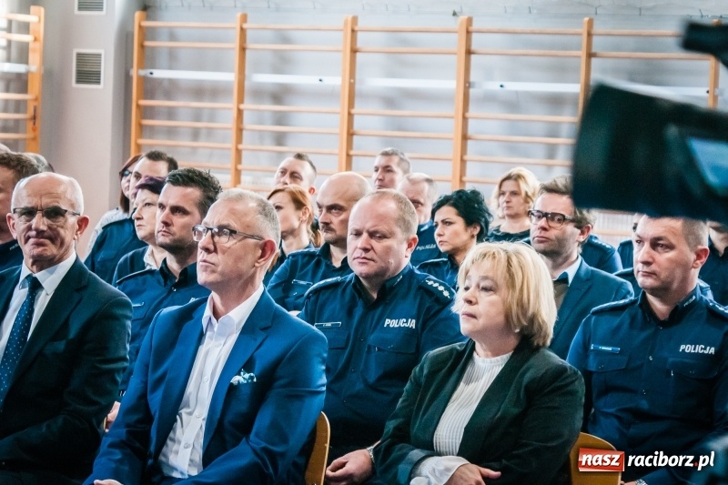 Zdjęcie w galerii na portalu naszraciborz.pl: Raciborscy policjanci podsumowali rok 2017. Komendant z Kuźni żegna się z kolegami wiadomości z regionu