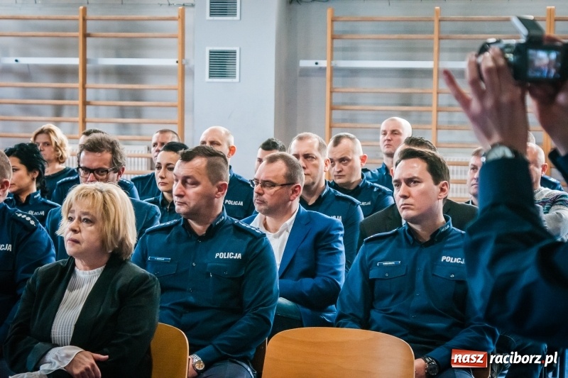 Zdjęcie w galerii na portalu naszraciborz.pl: Raciborscy policjanci podsumowali rok 2017. Komendant z Kuźni żegna się z kolegami wiadomości z regionu