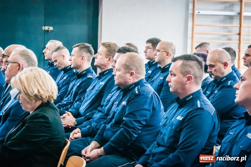 Zdjęcie w galerii na portalu naszraciborz.pl: Raciborscy policjanci podsumowali rok 2017. Komendant z Kuźni żegna się z kolegami wiadomości z regionu