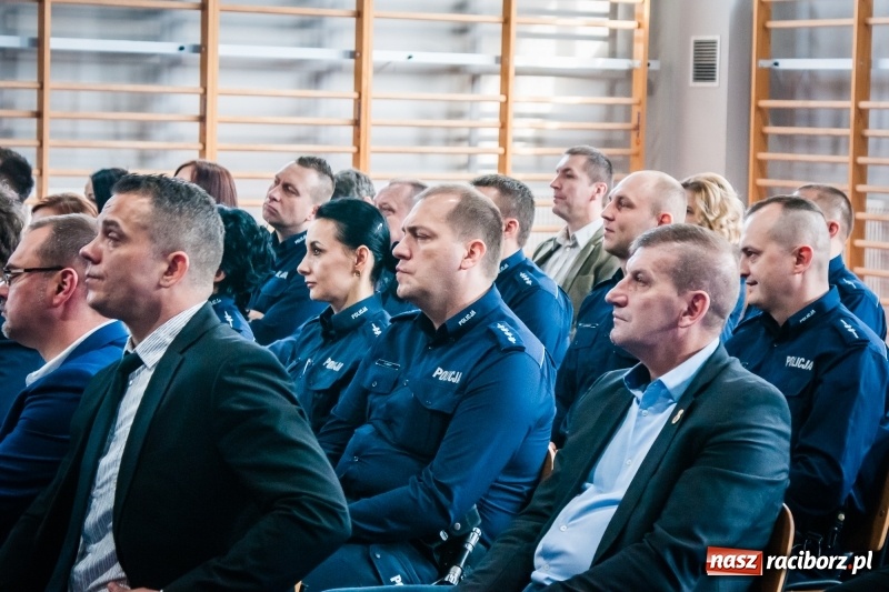 Zdjęcie w galerii na portalu naszraciborz.pl: Raciborscy policjanci podsumowali rok 2017. Komendant z Kuźni żegna się z kolegami wiadomości z regionu
