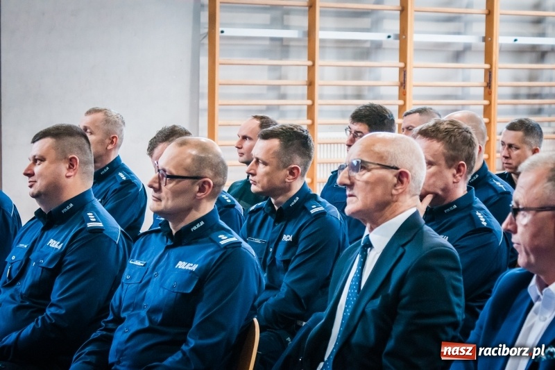 Zdjęcie w galerii na portalu naszraciborz.pl: Raciborscy policjanci podsumowali rok 2017. Komendant z Kuźni żegna się z kolegami wiadomości z regionu