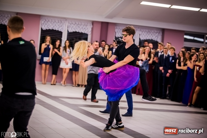 Zdjęcie w galerii na portalu naszraciborz.pl: Studniówkowe show uczniów Kasprowicza wiadomości z regionu