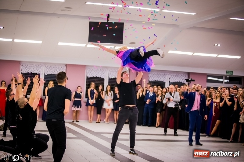 Zdjęcie w galerii na portalu naszraciborz.pl: Studniówkowe show uczniów Kasprowicza wiadomości z regionu