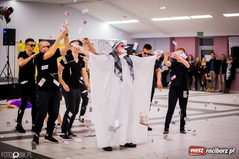 Zdjęcie w galerii na portalu naszraciborz.pl: Studniówkowe show uczniów Kasprowicza wiadomości z regionu