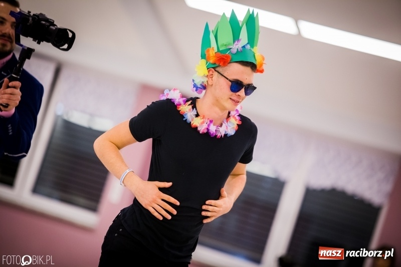 Zdjęcie w galerii na portalu naszraciborz.pl: Studniówkowe show uczniów Kasprowicza wiadomości z regionu