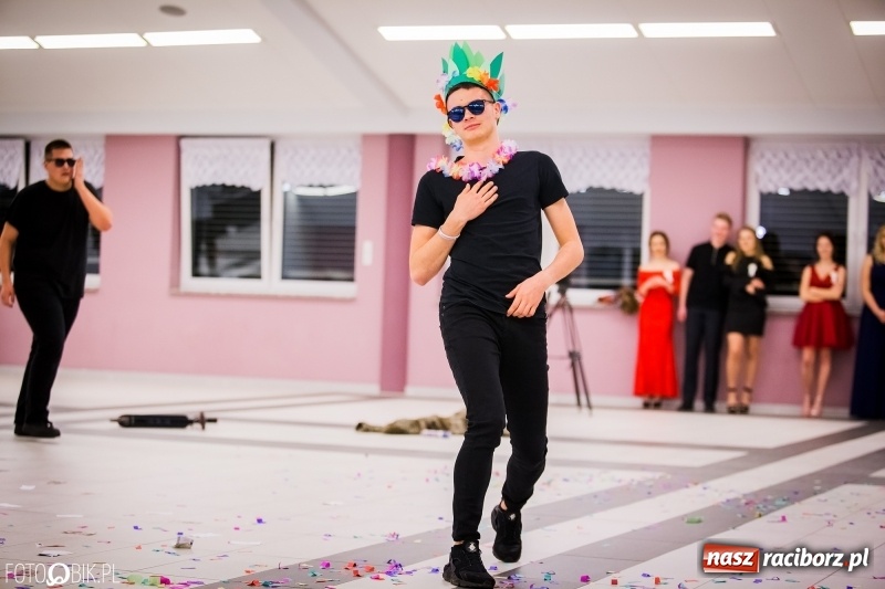 Zdjęcie w galerii na portalu naszraciborz.pl: Studniówkowe show uczniów Kasprowicza wiadomości z regionu