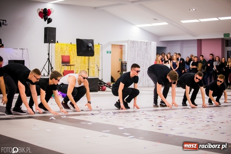 Zdjęcie w galerii na portalu naszraciborz.pl: Studniówkowe show uczniów Kasprowicza wiadomości z regionu