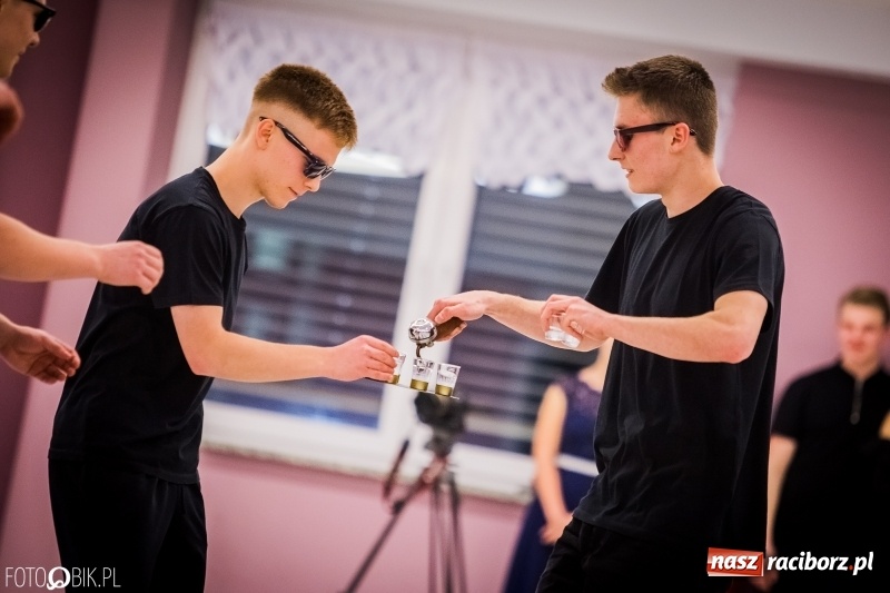 Zdjęcie w galerii na portalu naszraciborz.pl: Studniówkowe show uczniów Kasprowicza wiadomości z regionu