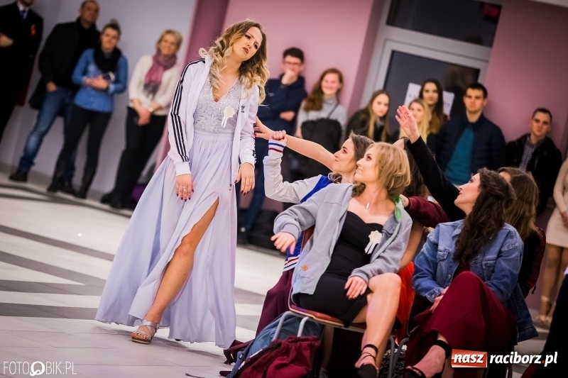 Zdjęcie w galerii na portalu naszraciborz.pl: Studniówkowe show uczniów Kasprowicza wiadomości z regionu