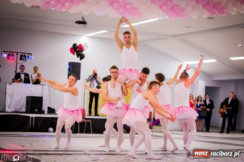 Zdjęcie w galerii na portalu naszraciborz.pl: Studniówkowe show uczniów Kasprowicza wiadomości z regionu