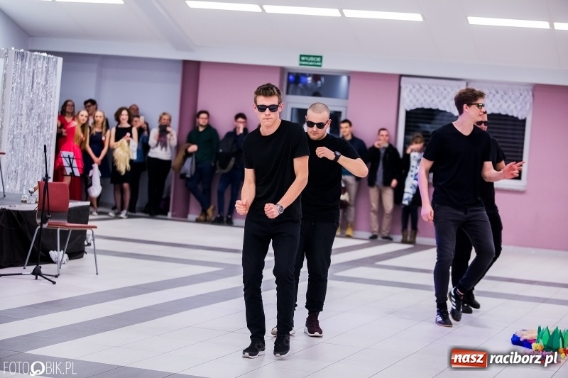 Zdjęcie w galerii na portalu naszraciborz.pl: Studniówkowe show uczniów Kasprowicza wiadomości z regionu