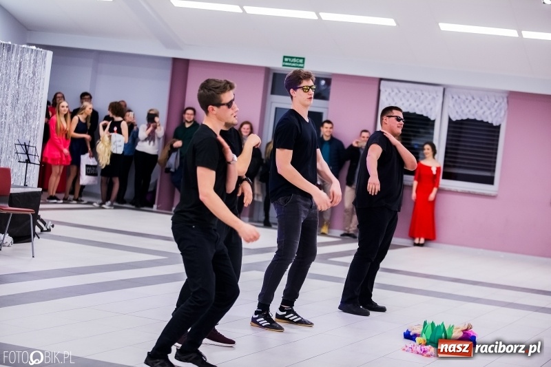 Zdjęcie w galerii na portalu naszraciborz.pl: Studniówkowe show uczniów Kasprowicza wiadomości z regionu