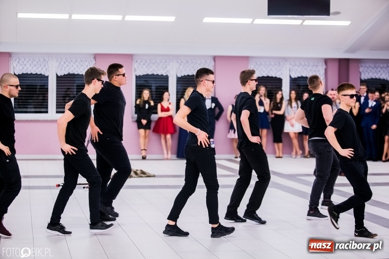 Zdjęcie w galerii na portalu naszraciborz.pl: Studniówkowe show uczniów Kasprowicza wiadomości z regionu