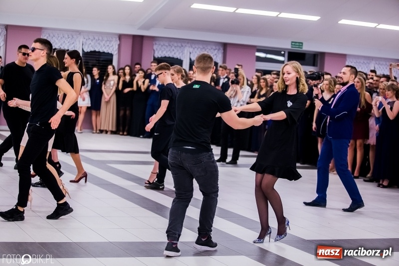 Zdjęcie w galerii na portalu naszraciborz.pl: Studniówkowe show uczniów Kasprowicza wiadomości z regionu