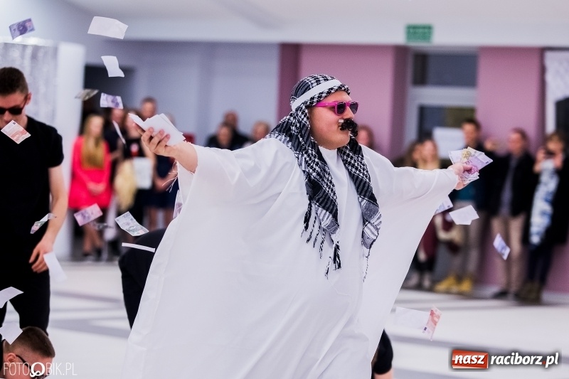 Zdjęcie w galerii na portalu naszraciborz.pl: Studniówkowe show uczniów Kasprowicza wiadomości z regionu